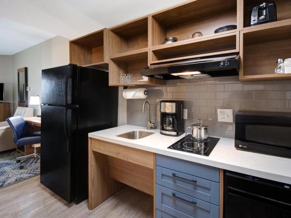 Candlewood Suites Columbia-Fort Jackson, an IHG Hotel : photo 5 de la chambre queen studio - disability access/roll-in shower/non-smoking