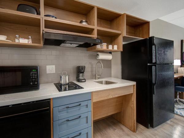 Candlewood Suites Columbia-Fort Jackson, an IHG Hotel : photo 3 de la chambre queen studio - disability access/roll-in shower/non-smoking