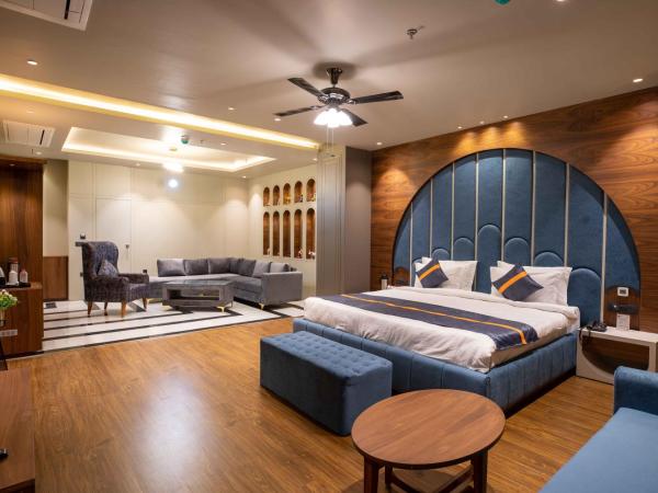 Raghu Mahal Hotel : photo 3 de la chambre suite lit king-size