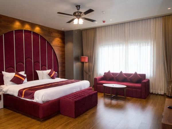 Raghu Mahal Hotel : photo 4 de la chambre suite lit king-size