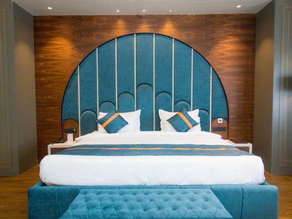 Raghu Mahal Hotel : photo 6 de la chambre suite lit king-size