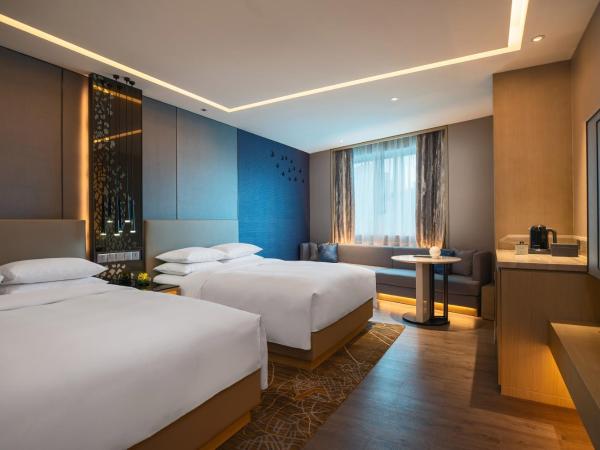 Renaissance Shenzhen Luohu Hotel : photo 1 de la chambre chambre double avec 2 lits doubles - accès au salon exécutif 