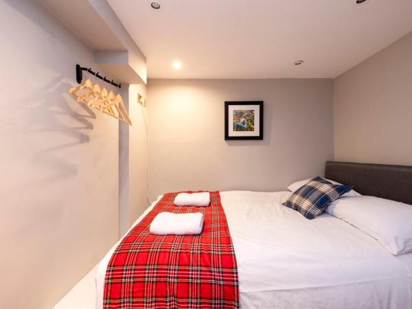 New Town Rooms - Basement Hostel : photo 2 de la chambre double room with shower with no window