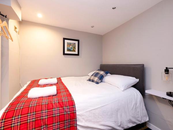 New Town Rooms - Basement Hostel : photo 3 de la chambre double room with shower with no window