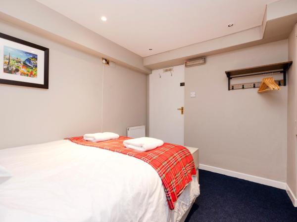 New Town Rooms - Basement Hostel : photo 2 de la chambre double room with shower with no window