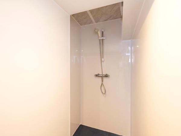 New Town Rooms - Basement Hostel : photo 5 de la chambre double room with shower with no window