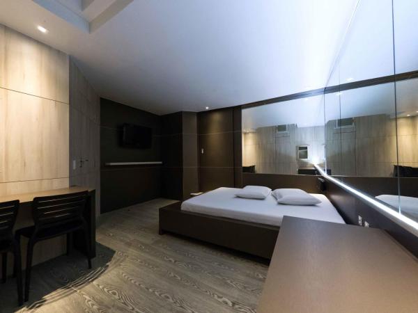 Snob Motel (Adult Only) : photo 1 de la chambre suite avec jacuzzi