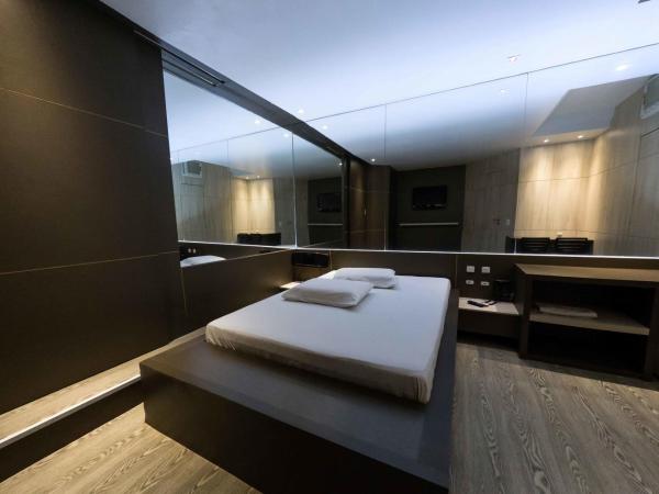 Snob Motel (Adult Only) : photo 8 de la chambre suite avec jacuzzi