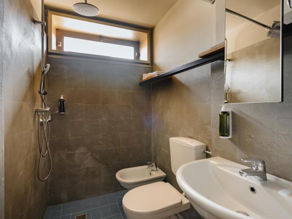 'RE-Dama Hostel : photo 1 de la chambre chambre simple avec balcon