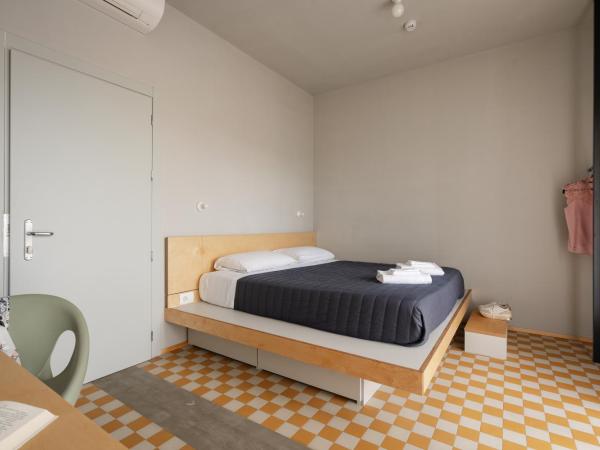 'RE-Dama Hostel : photo 5 de la chambre chambre double avec terrasse