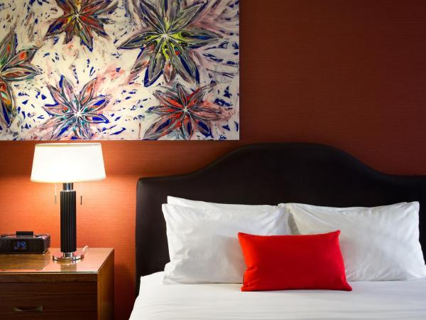 The Listel Hotel Vancouver : photo 6 de la chambre hébergement lit queen-size art moderne