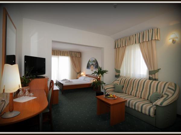 Hotel Rosina : photo 9 de la chambre chambre familiale avec balcon - vue sur mer