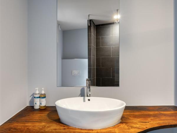 numa I Boxer Rooms and Apartments : photo 8 de la chambre large studio with kitchenette and balcony