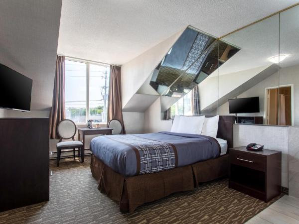 Super 5 Inn : photo 4 de la chambre suite lit queen-size avec baignoire spa