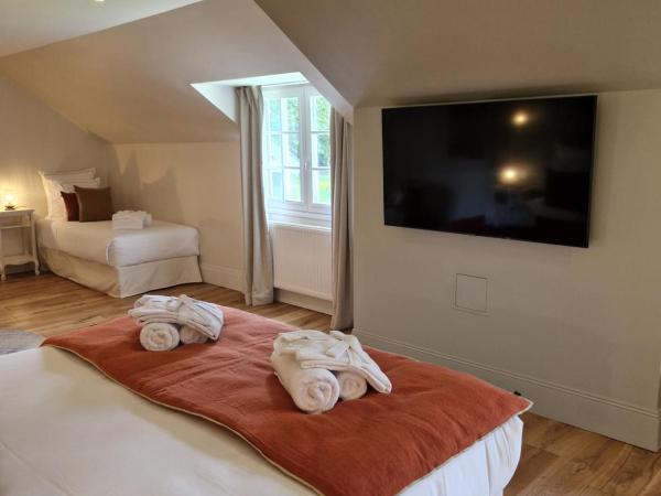 Au Moulin Saint Nicol - Honfleur : photo 6 de la chambre chambre 3 : suite deluxe avec douche et baignoire - vue sur jardin et fleuve