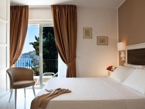 Taormina Villa Oasis Residence : photo 5 de la chambre suite penthouse avec jacuzzi extérieur