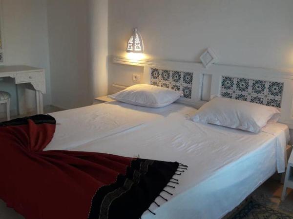 DAR BELDI : photo 5 de la chambre chambre lit king-size - vue sur piscine