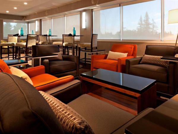 Delta Hotels by Marriott Calgary South : photo 7 de la chambre chambre club 2 lits queen-size - bâtiment atrium