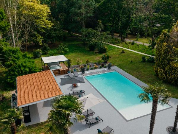 LA MAISON CACHEE-BA : photo 4 de la chambre suite - vue sur piscine 