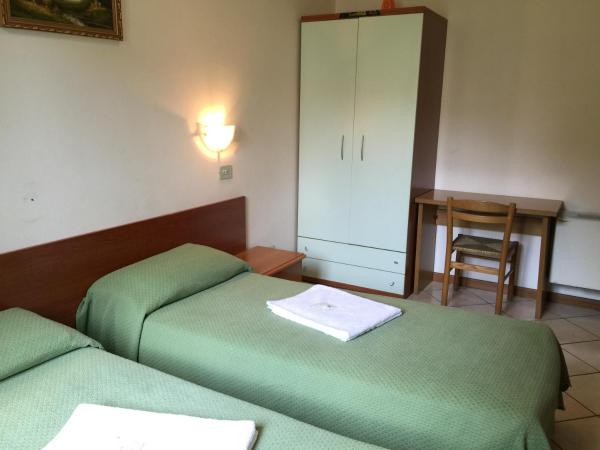 Hotel Adelchi : photo 5 de la chambre chambre lits jumeaux