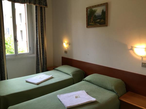 Hotel Adelchi : photo 4 de la chambre chambre lits jumeaux