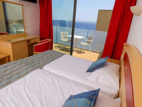 Hotel Saint Christophe : photo 10 de la chambre chambre quadruple - vue partielle sur mer