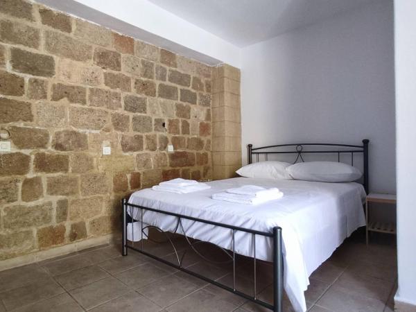 Rhodes Youth Hostel Adults only 18-40 : photo 1 de la chambre chambre double avec salle de bains privative