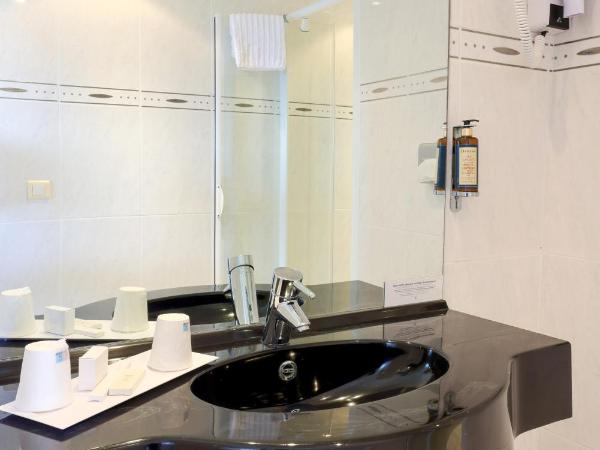 Hotel Saint Christophe : photo 4 de la chambre chambre triple standard - vue partielle sur mer