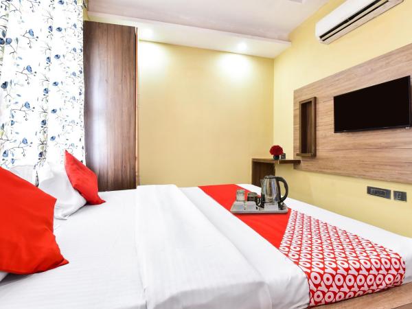 Hotel O Flagship 91763 Hotel Midiyan Palace : photo 7 de la chambre chambre triple classique