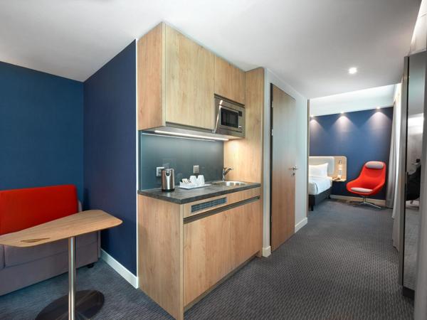 Holiday Inn Express & Suites - Basel - Allschwil, an IHG Hotel : photo 1 de la chambre suite lit queen-size avec canapé-lit