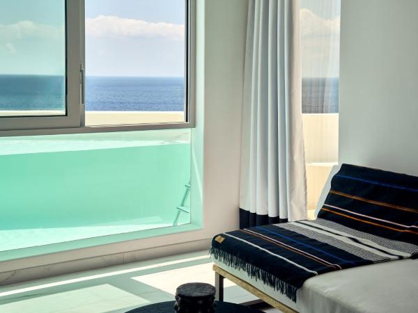 Kouros Hotel & Suites : photo 5 de la chambre suite sanctuaire avec accès direct à la piscine - vue sur mer