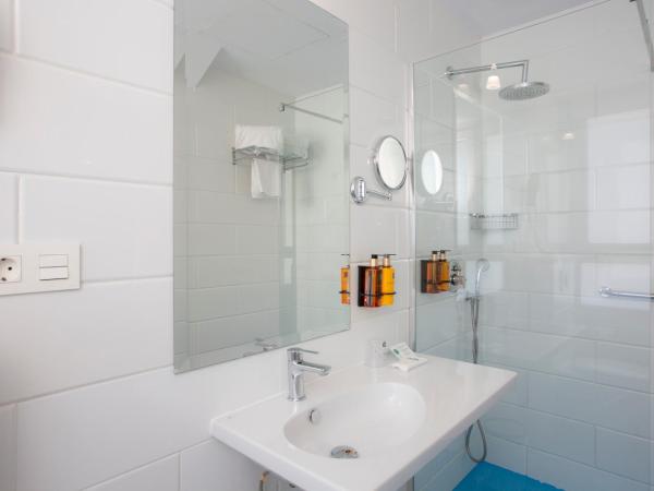 Casual del Mar Málaga : photo 9 de la chambre chambre lit queen-size de luxe