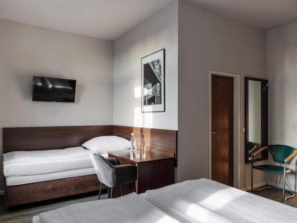 Hotel Nova : photo 3 de la chambre chambre double pour 3 personnes avec lit d'appoint