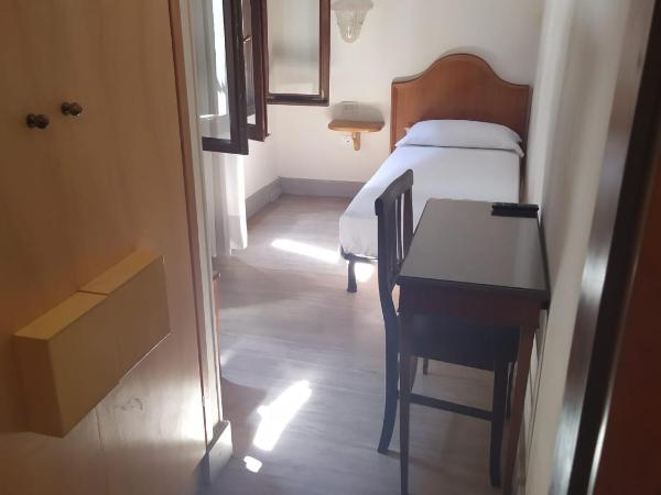 Hotel Alla Fava : photo 2 de la chambre chambre simple standard avec salle de bains commune