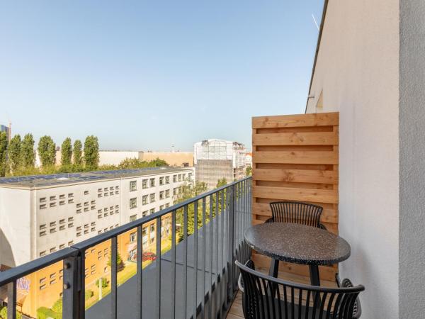 numa I Boxer Rooms and Apartments : photo 2 de la chambre medium studio with kitchenette and balcony