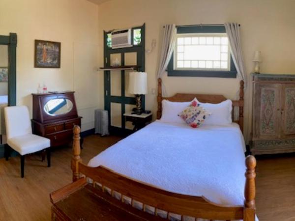 Cherokee Lodge : photo 1 de la chambre chambre lit queen-size - vue sur jardin