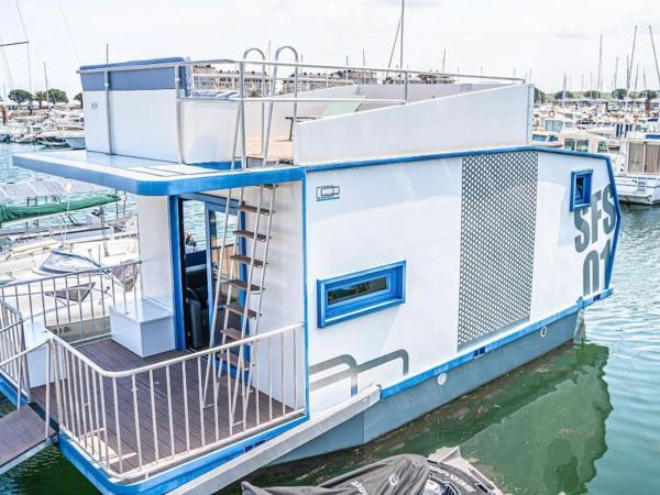 Apartamento flotante Unico C15A01 : photo 1 de la chambre mobile home