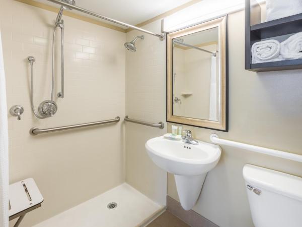 Staybridge Suites Savannah Historic District, an IHG Hotel : photo 1 de la chambre chambre avec 2 lits doubles - douche accessible en fauteuil roulant