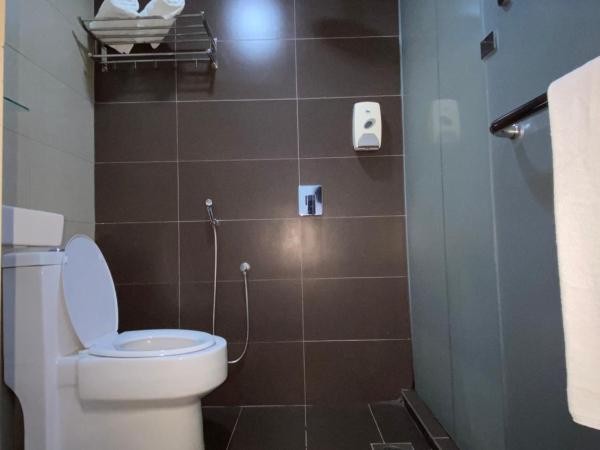 Hotel AL Amin : photo 3 de la chambre chambre triple avec salle de bains privative