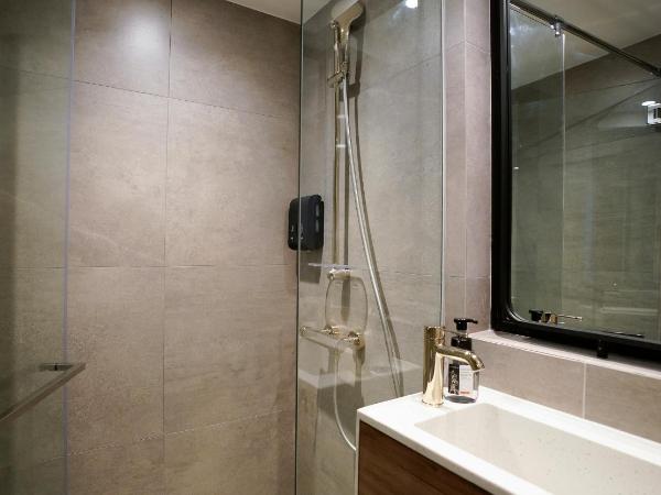 ST Signature Bugis Middle : photo 5 de la chambre cabin m, twin, window, private bathroom