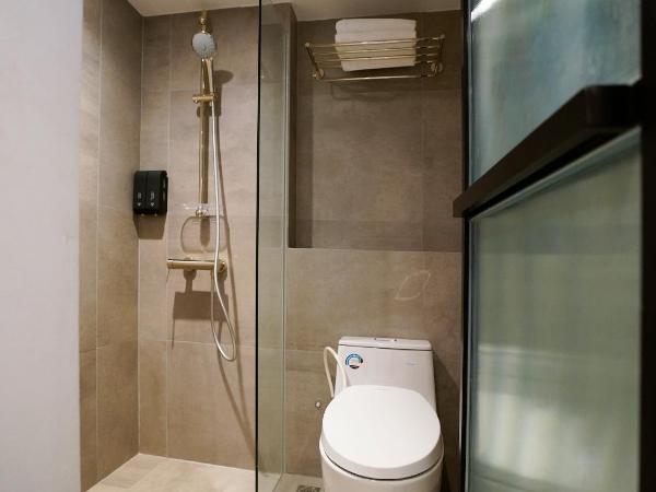 ST Signature Bugis Middle : photo 9 de la chambre cabin m, deluxe, window, private bathroom