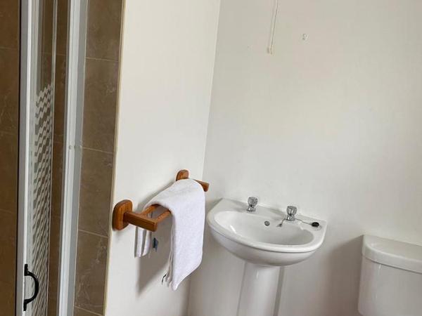 Ger's : photo 8 de la chambre chambre double avec salle de bains privative