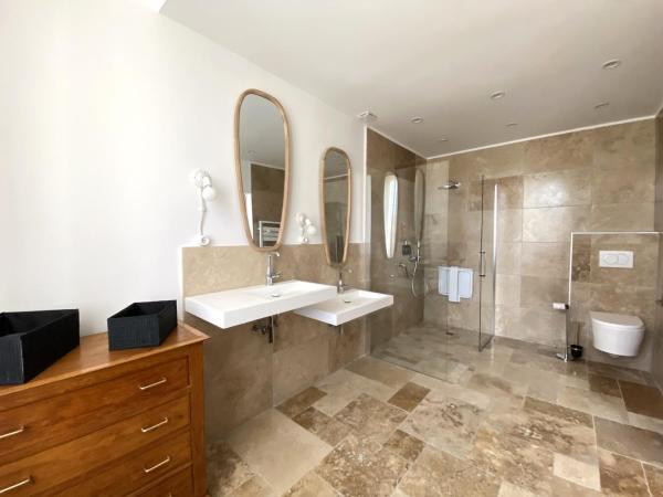 Domaine de Lanis - Maison d'hôtes avec parc et piscine : photo 6 de la chambre chambre lit king-size avec douche accessible en fauteuil roulant - adaptée aux personnes à mobilité réduite