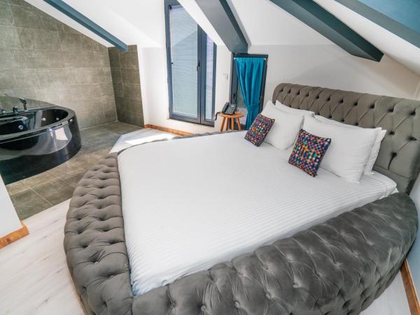 The Gate Kadıköy Downtown : photo 10 de la chambre suite avec baignoire spa