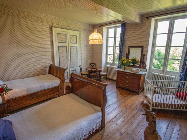 Maison de Maître avec Grand Parc arboré clos de murs : photo 8 de la chambre villa avec piscine privée