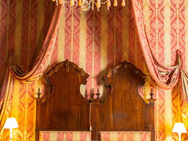 Maison de Maître avec Grand Parc arboré clos de murs : photo 9 de la chambre villa avec piscine privée