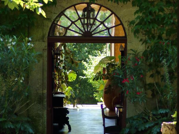 Maison de Maître avec Grand Parc arboré clos de murs : photo 10 de la chambre villa avec piscine privée