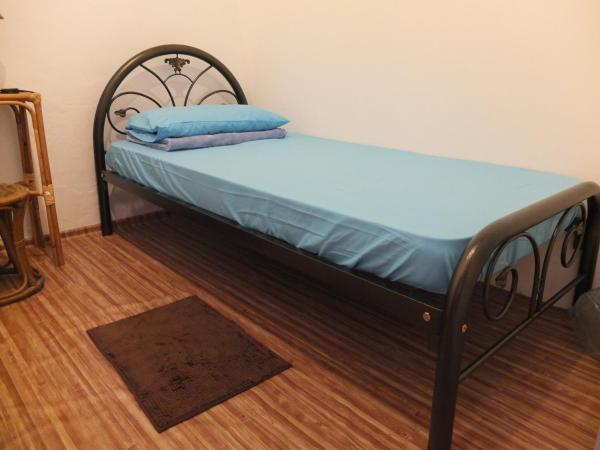 Muntri House : photo 2 de la chambre chambre simple avec salle de bains commune