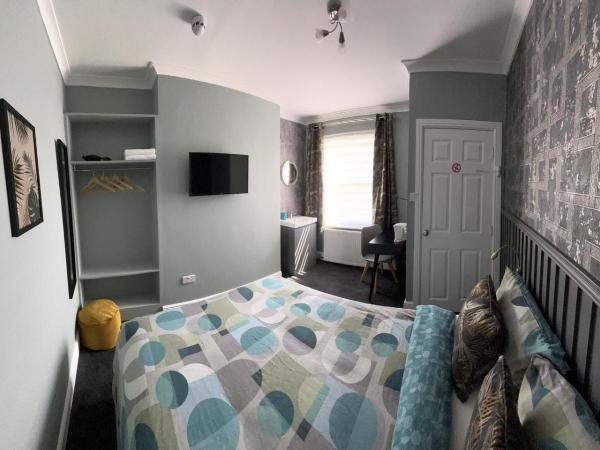 Charlotte Guest House : photo 8 de la chambre chambre double avec salle de bains commune