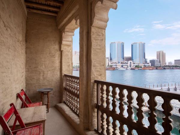 Al Seef Heritage Hotel Dubai, Curio Collection by Hilton : photo 4 de la chambre chambre lit king-size patrimoine avec balcon - vue sur crique